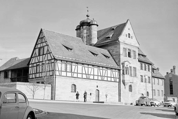 Nach dem Wiederaufbau wurde das Tucherschloss als Museum, zunächst betreut vom Germanischen Nationalmuseum, der Öffentlichkeit zugänglich gemacht. Bildnachweis: Stadtarchiv Nürnberg