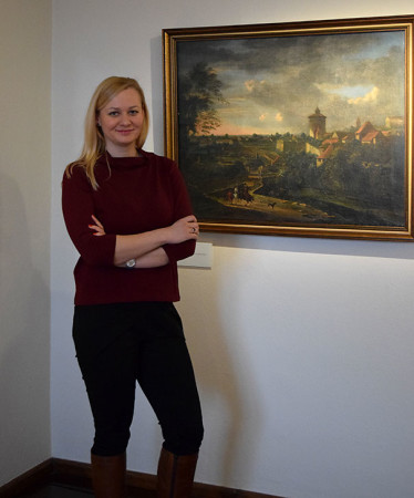 Dominika Kolodziej neben einem Gemälde von Peter von Bemmel.