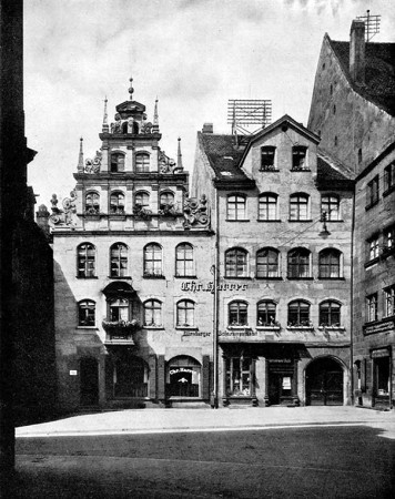 Firmengebäude der Konservenfabrik Christian Harrer, um 1925. Repro aus: Erwin Stein (Hg.): Nürnberg. Monographien deutscher Städte. Bd. XXII, Berlin 1927, S. 447