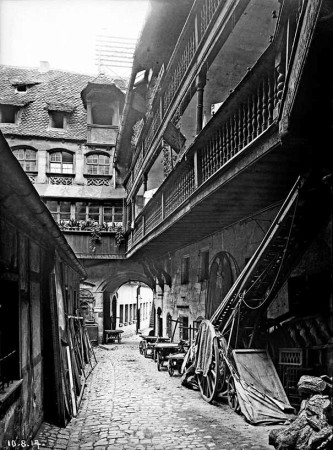 „Nermbercher Gwerch“: Ansicht vom Hinterhof Karlstraße 17 mit Dockengalerie, August 1917. Bildnachweis: Stadtarchiv Nürnberg, (Bild-, Film- und Tonarchiv Sign. A38 B 73 10)
