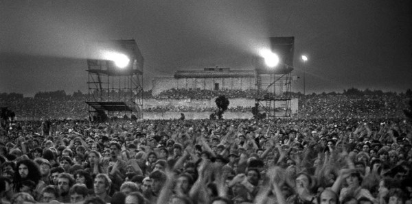 Blick ins Publikum und auf die Zeppelintribüne beim Bob Dylan Konzert 1978. Foto: Reinhard Kemmether