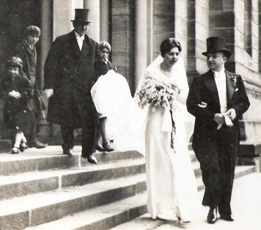 Das Brautpaar Ruth und Hans Kohnstam vor der Nürnberger Hauptsynagoge am Hans-Sachs-Platz, 17. März 1932. Bildnachweis: Pieter und Susan Kohnstam, Venice, Florida, USA
