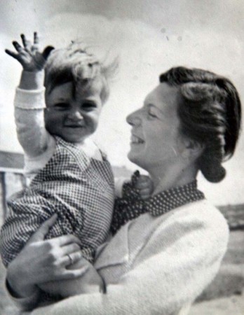 Ruth Kohnstam mit Sohn Pieter in Amsterdam, 1938. Bildnachweis: Pieter und Susan Kohnstam, Venice, Florida, USA