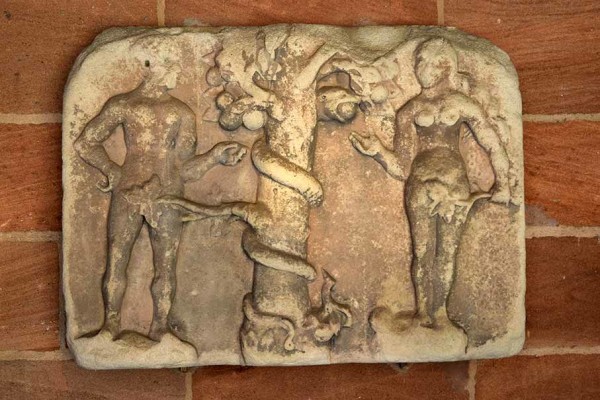 Sandsteinrelief mit der Darstellung des Sündenfalls, Original vom "Chörlein" an der Fassade des Tucherschlosses.
