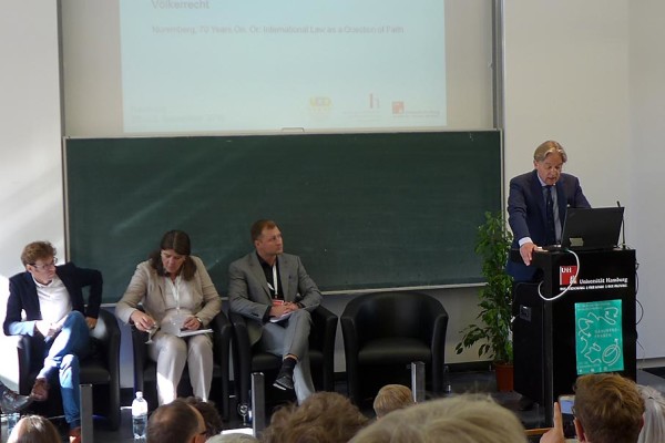 Der Moderator Norbert Frei begrüßt das Publikum und stellte die Referenten vor: Daniel Stahl, Kim Christian Priemel, Annette Weinke, Jan Gerber (von links nach rechts).