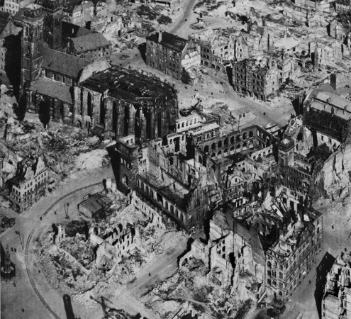 Abb. 2: Stereo-Luftbild der zerstörten Sebalder Stadthälfte, 1947 (Detail). Im Zentrum steht die Ruine des Großen Ratssaals, oberhalb die Sebalduskirche, am linken Bildrand der Schöne Brunnen. Bildnachweis: Stadtarchiv Nürnberg, Repro 188 Xb