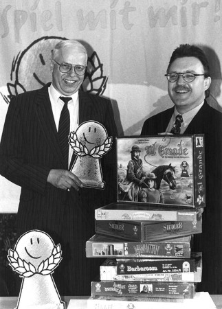 Dr. Bernward Thole und Synes Ernst (Journalist und seit 1982 Jurymitglied bei Spiel des Jahres) bei der Kürung des Spiel des Jahres 1996, "El Grande". Bildnachweis: Gerd Andratschke