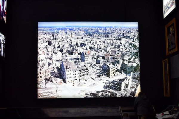 An der gegenüberliegenden Wand erinnert ein Foto der zerstörten Nürnberger Altstadt an die Folgen des Zweiten Weltkriegs.