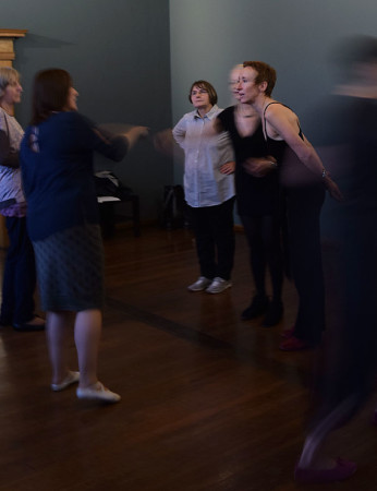 Tanzpädagogin Marie-Claire Bär Le Corre mit Teilnehmerinnen des Renaissance-Tanzkurses.